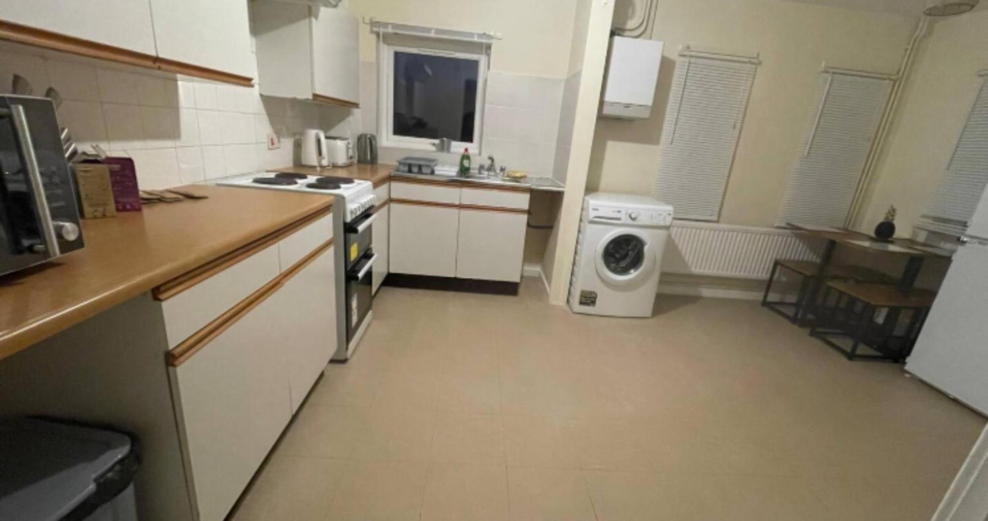 Cosy House- Sleeps 7 Centrally Located Free Parking, Fast Wifi Smart Tv With Sky And Netflix Business Travellers Relocators Leisure Welcome Appartamento Shenley Church End