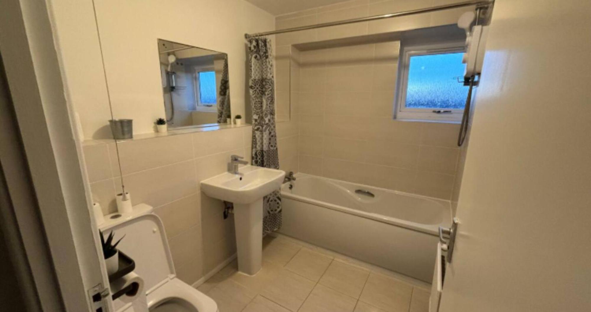 Cosy House- Sleeps 7 Centrally Located Free Parking, Fast Wifi Smart Tv With Sky And Netflix Business Travellers Relocators Leisure Welcome * Shenley Church End