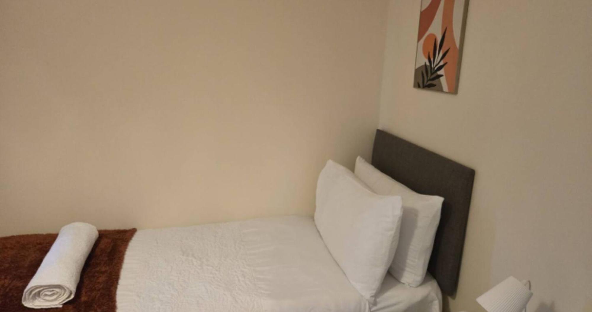 Cosy House- Sleeps 7 Centrally Located Free Parking, Fast Wifi Smart Tv With Sky And Netflix Business Travellers Relocators Leisure Welcome Appartamento