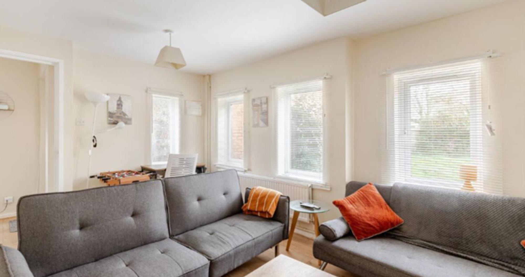 Cosy House- Sleeps 7 Centrally Located Free Parking, Fast Wifi Smart Tv With Sky And Netflix Business Travellers Relocators Leisure Welcome Appartamento *