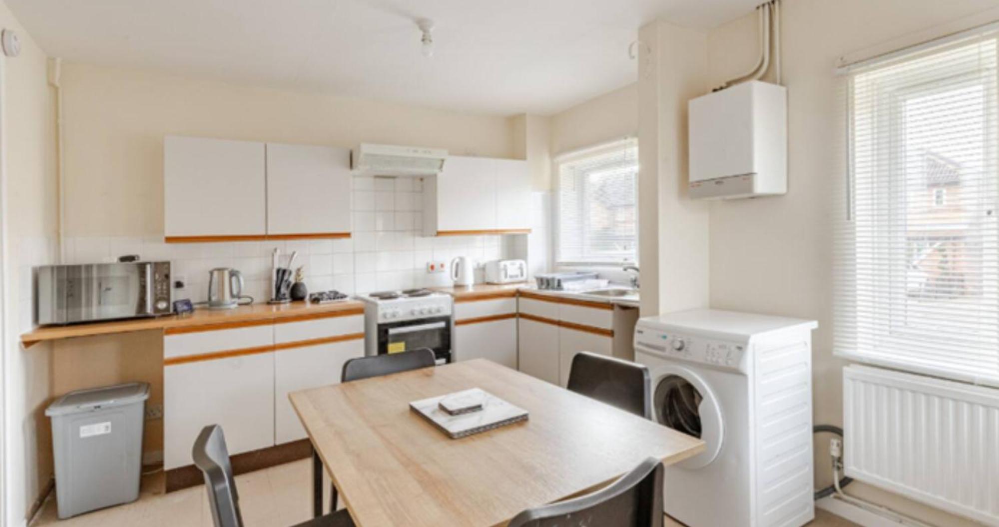 Cosy House- Sleeps 7 Centrally Located Free Parking, Fast Wifi Smart Tv With Sky And Netflix Business Travellers Relocators Leisure Welcome * Shenley Church End
